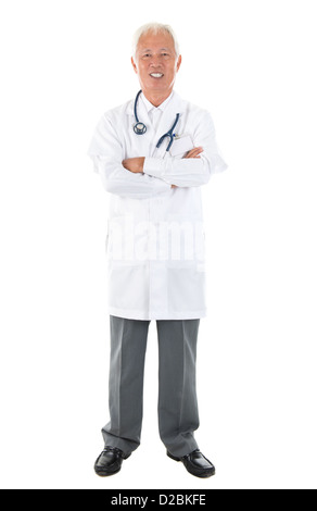 Corpo pieno Asian senior medico in piedi su sfondo bianco Foto Stock