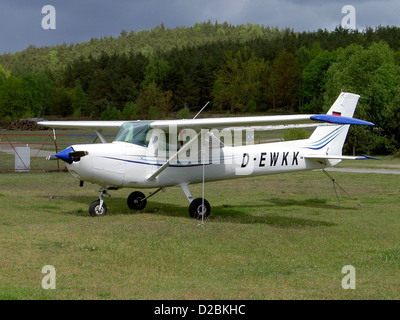 Il Cessna 152 D-EWKK è un popolare velivolo da addestramento a due posti visto all'aeroporto di Saarmund (EDCS). Noto per la sua facilità di maneggevolezza e affidabilità, è ampiamente utilizzato nei programmi di addestramento al volo per i nuovi piloti. Foto Stock