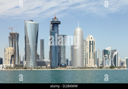 Le torri in Dafna sono di Doha, in Qatar, visto dalla baia di Doha. Varie corportate logo sono visibili Foto Stock