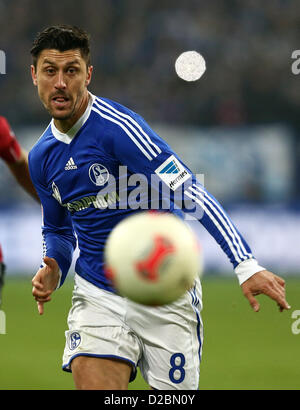 Schalke's Ciprian Marica gioca la palla durante la Bundesliga tedesca partita di calcio tra FC Schalke 04 e Hannover 96 a Veltins-Arena a Gelsenkirchen (Germania), 18 gennaio 2013. Foto: Kevin Kurek Foto Stock