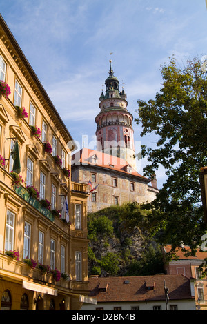 Il centro della città e il castello di Cesky Krumlov in Repubblica Ceca Foto Stock