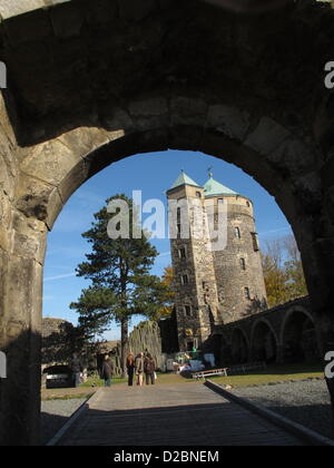 (Dpa) file di un archivio foto datata 27 ottobre 2010 mostra una vista della porta del castello Stolpen, fotografato a Stolpen, Germania. Foto: Franz-Peter Tschauner Foto Stock