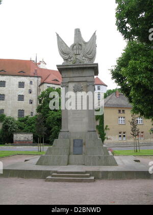 (Dpa) file di un file immagine datata 13 giugno 2010 mostra un sovietico (russo) monumento costruito in occasione della riunione delle truppe alleate sul 25 aprile 1945 a Torgau, Germania. Foto: Franz-Peter Tschauner Foto Stock