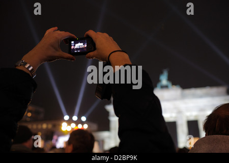 Berlino, Germania, i visitatori di fotografare gli illuminati Porta di Brandeburgo Foto Stock