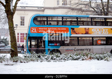 La National Express bus di Coventry in inverno, Coventry, Regno Unito Foto Stock