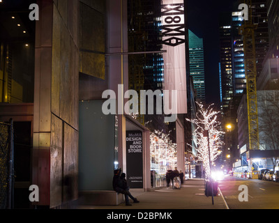 Il Museo di Arte Moderna esterno durante la notte, NYC Foto Stock