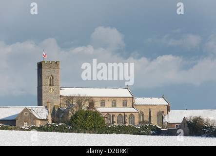 Wighton Villaggio Chiesa di tutti i santi in un paesaggi innevati, Norfolk, Inghilterra Foto Stock