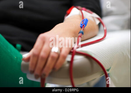 Un paziente di dialisi è collegato ad una macchina di dialisi per la purificazione del sangue presso l'Ospedale Universitario Carl Gustav Carus a Dresda, Germania, 16 gennaio 2013. Foto: Arno Burgi Foto Stock