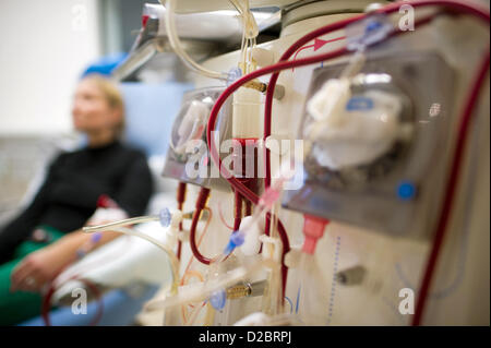 Un paziente di dialisi è collegato ad una macchina di dialisi per la purificazione del sangue presso l'Ospedale Universitario Carl Gustav Carus a Dresda, Germania, 16 gennaio 2013. Foto: Arno Burgi Foto Stock