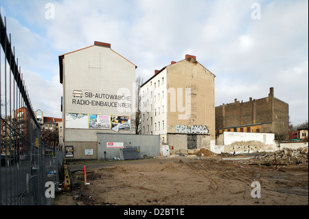 Berlino, Germania, vacante plot accanto alle case Foto Stock