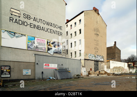 Berlino, Germania, vacante plot accanto alle case Foto Stock