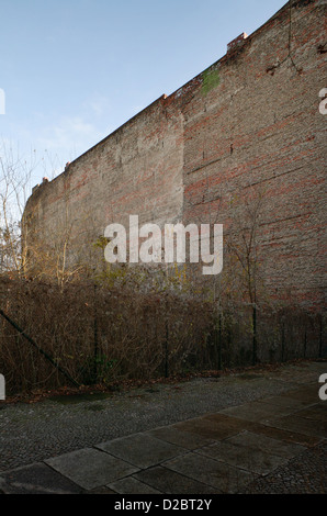 Berlino, Germania, vuoto vacante grafico nella parte anteriore di un firewall Foto Stock