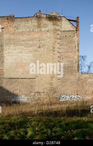 Berlino, Germania, vuoto vacante grafico nella parte anteriore di un firewall Foto Stock