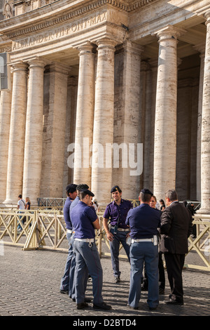 Poliziotti in piedi in Piazza San Pietro, il Vaticano, Roma Foto Stock