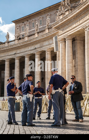 Poliziotti in piedi in Piazza San Pietro, il Vaticano, Roma Foto Stock