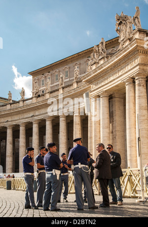 Poliziotti in piedi in Piazza San Pietro, il Vaticano, Roma Foto Stock