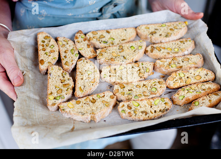 Biscotti. Il pistacchio aromatizzati home biscotti cotti su una mano il vassoio da forno freschi dal forno Foto Stock