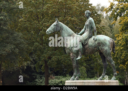 Berlino, Germania, Amazon a cavallo al Flora posto nella grande Zoo Foto Stock