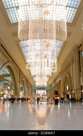 Leipzig, Germania, la principale stazione ferroviaria in la luce di Natale decorazioni Foto Stock