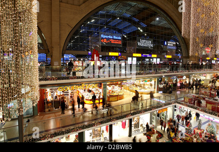 Leipzig, Germania, la principale stazione ferroviaria in la luce di Natale decorazioni Foto Stock