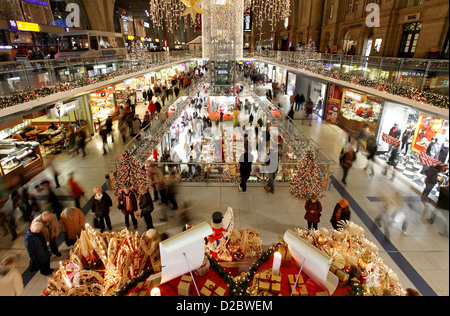 Leipzig, Germania, la principale stazione ferroviaria in la luce di Natale decorazioni Foto Stock