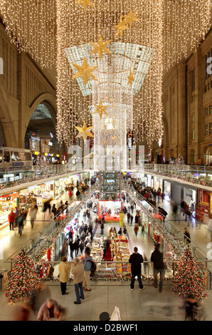 Leipzig, Germania, la principale stazione ferroviaria in la luce di Natale decorazioni Foto Stock