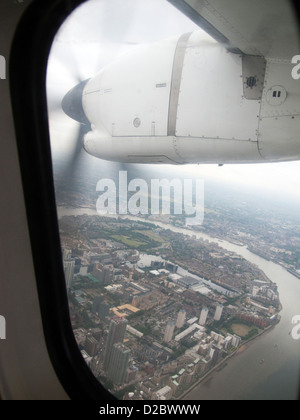 Londra, Regno Unito, prop aereo sopra Londra Foto Stock