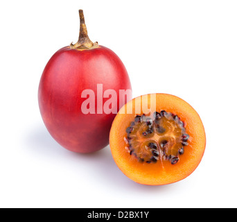 Tamarillo tagliati su sfondo bianco Foto Stock