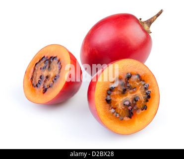 Tamarillo tagliati su sfondo bianco Foto Stock