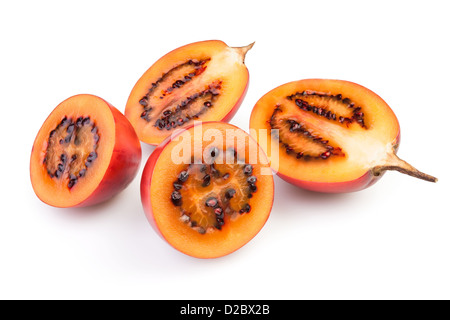 Tamarillo tagliati su sfondo bianco Foto Stock