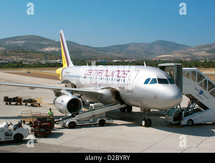 Split, Croazia, il tedesco i bagagli sulle ali degli aeromobili presso l'aeroporto di Split Foto Stock