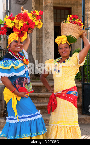 Ballerini in costume con fiori in Old Havana, Cuba Foto Stock