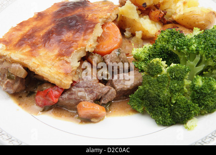 Un riscaldamento in casa la bistecca e il grafico a torta di verdura, servita con schiacciato saltata di aglio patate e broccoli Foto Stock