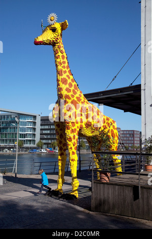 Duisburg, in Germania, la Lego Giraffe di fronte al parco divertimenti di Legoland Discovery Centre Foto Stock