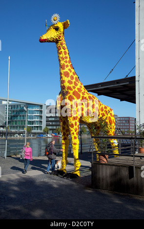 Duisburg, in Germania, la Lego Giraffe di fronte al parco divertimenti di Legoland Discovery Centre Foto Stock