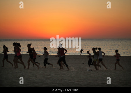 Donna esercizio "boot camp' durante il Sunrise a Sydney la famosa Bondi Beach in una ondata di caldo giorno. Foto Stock