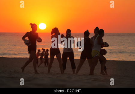 Donna esercizio "boot camp' durante il Sunrise a Sydney la famosa Bondi Beach in una ondata di caldo giorno. Foto Stock