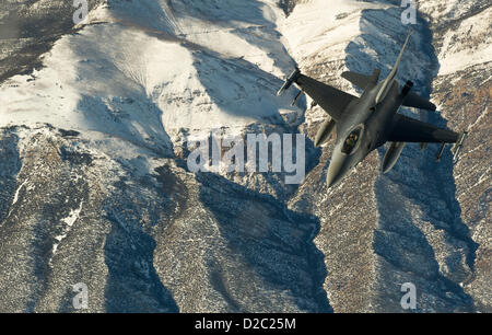 Un pilota della US Air Force dal 421st Fighter Squadron manovrare lungo il lato a KC-135 il rifornimento aereo mentre si è in attesa di ricevere il carburante 18 Gennaio 2013 durante una missione di addestramento in Utah. Foto Stock
