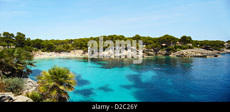 Paesaggio della soleggiata costa di Maiorca e la baia di Cala Ratjada vicino a Cala Mesquida Foto Stock