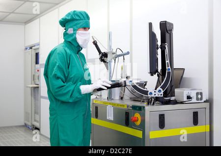 Duisburg, in Germania, un micro-tecnologo lavoro in clean room presso l'Istituto Fraunhofer Foto Stock