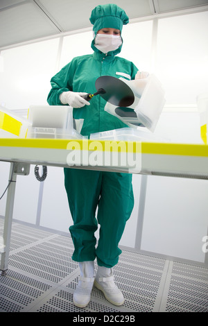 Duisburg, in Germania, un micro-tecnologo lavoro in clean room presso l'Istituto Fraunhofer Foto Stock