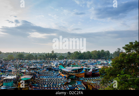 Tradizionali barche da pesca ormeggiate al tramonto a Valapattanam Harbour su un giorno festivo in Kannur, Kerala, India. Foto Stock