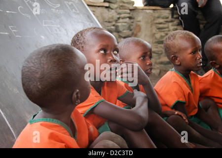 La scuola dei bambini di una scuola in El Molo villaggio in Loiyangalani, Kenya Foto Stock