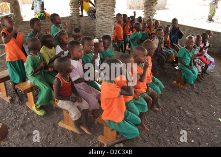 La scuola dei bambini di una scuola in El Molo villaggio nel lago Turkana , Loiyangalani, Kenya Foto Stock