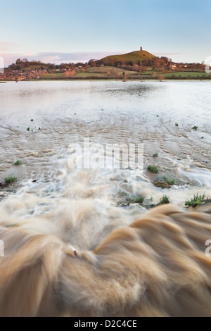 Fiume Brue inondazioni vicino a Glastonbury sui livelli di Somerset Foto Stock