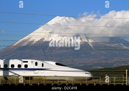 Il monte Fuji e Tokaido Shinkansen serie N700 Shizuoka Giappone Foto Stock