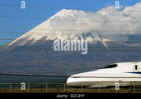 Il monte Fuji e Tokaido Shinkansen serie N700 Shizuoka Giappone Foto Stock