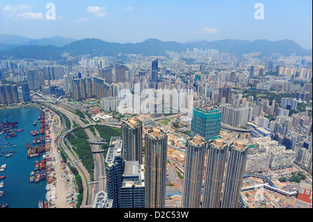 Hong Kong vista aerea panorama urbano con grattacieli e mare. Foto Stock