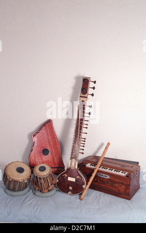 India. Indian strumenti musicali: Il Tabla, sitar, armonium, flauto, Cetra Foto Stock