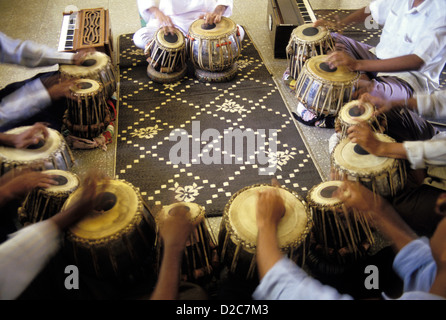 India. Le persone che stanno imparando a giocare il Tabla, un Indiano strumenti classici Foto Stock